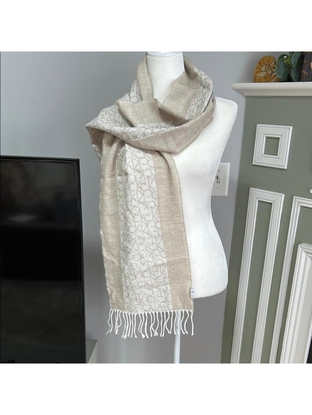 Calvin Klein Elegant Beige Scarf with Fringe